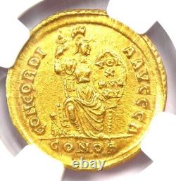 La pièce romaine en or Theodosius I AV Solidus certifiée NGC Choice AU 379-395 AD.