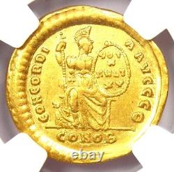 La pièce romaine en or Theodosius I AV Solidus de l'an 379 après J.-C. certifiée NGC AU 5/5 Strike